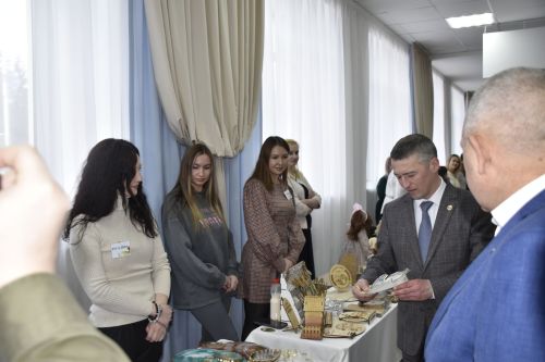 Фотографии с выставки перед заседанием Совета Мензелинского района