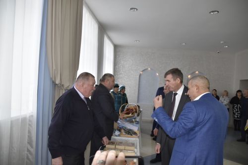 Фотографии с выставки перед заседанием Совета Мензелинского района