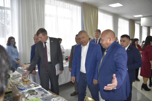 Фотографии с выставки перед заседанием Совета Мензелинского района