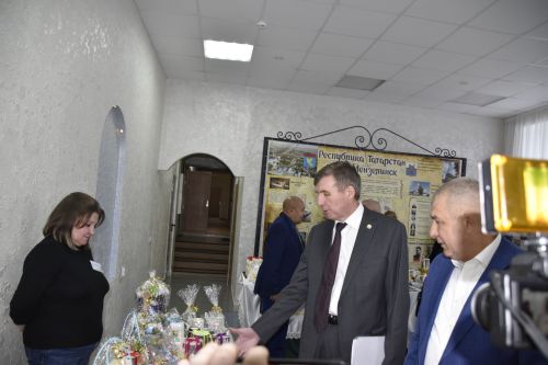 Фотографии с выставки перед заседанием Совета Мензелинского района