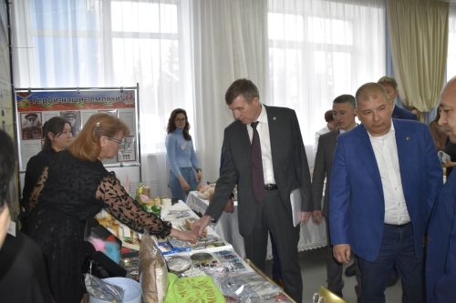 Фотографии с выставки перед заседанием Совета Мензелинского района