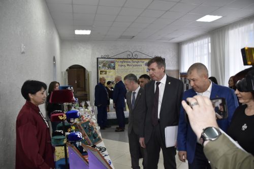 Фотографии с выставки перед заседанием Совета Мензелинского района