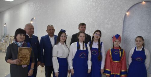 Фотографии с выставки перед заседанием Совета Мензелинского района