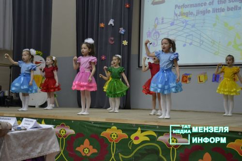 Мензелинские дети говорят и поют на английском языке