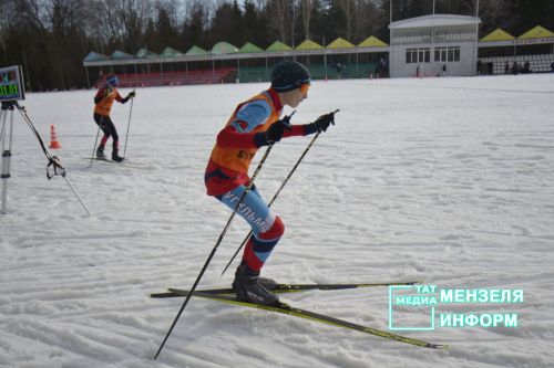Соревнования по лыжным гонкам собрало множество участников и зрителей
