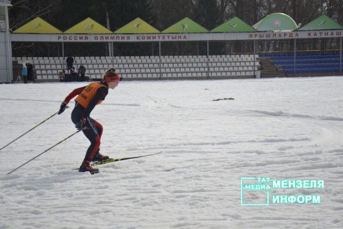Соревнования по лыжным гонкам собрало множество участников и зрителей