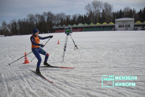 Соревнования по лыжным гонкам собрало множество участников и зрителей