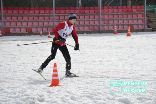 Соревнования по лыжным гонкам собрало множество участников и зрителей