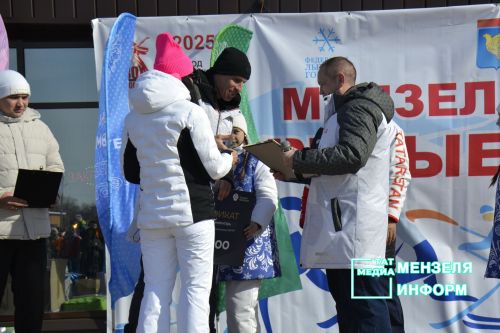 Соревнования по лыжным гонкам собрало множество участников и зрителей