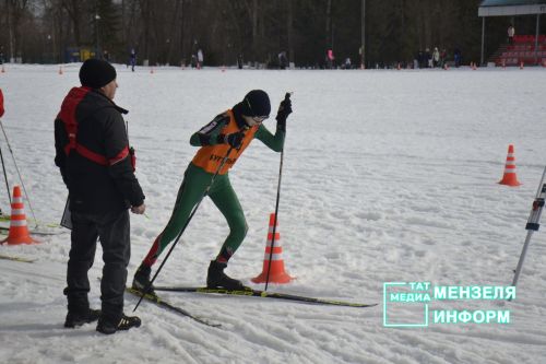 Соревнования по лыжным гонкам собрало множество участников и зрителей