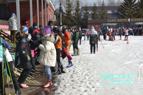 Соревнования по лыжным гонкам собрало множество участников и зрителей