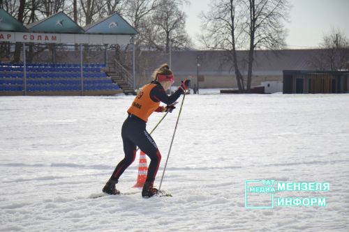 Соревнования по лыжным гонкам собрало множество участников и зрителей