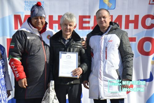 Соревнования по лыжным гонкам собрало множество участников и зрителей