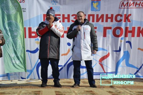 Соревнования по лыжным гонкам собрало множество участников и зрителей
