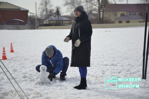 Соревнования по лыжным гонкам собрало множество участников и зрителей