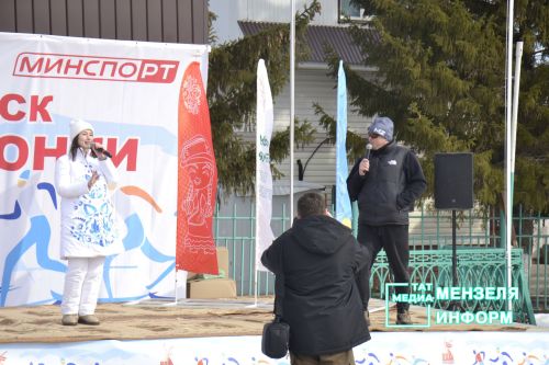 Соревнования по лыжным гонкам собрало множество участников и зрителей