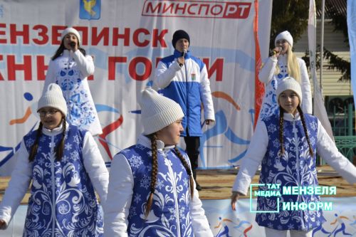 Соревнования по лыжным гонкам собрало множество участников и зрителей