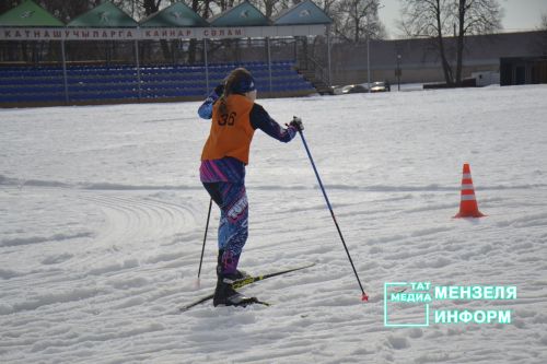 Соревнования по лыжным гонкам собрало множество участников и зрителей
