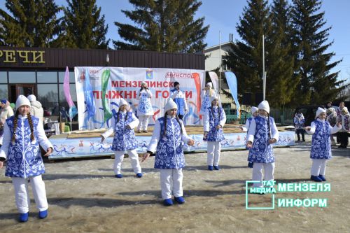 Соревнования по лыжным гонкам собрало множество участников и зрителей