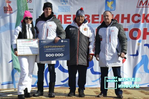 Соревнования по лыжным гонкам собрало множество участников и зрителей