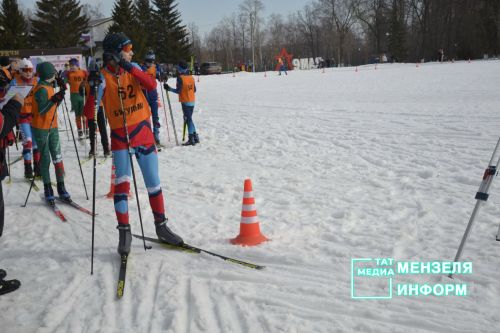 Соревнования по лыжным гонкам собрало множество участников и зрителей