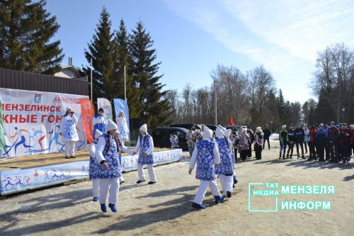 Соревнования по лыжным гонкам собрало множество участников и зрителей