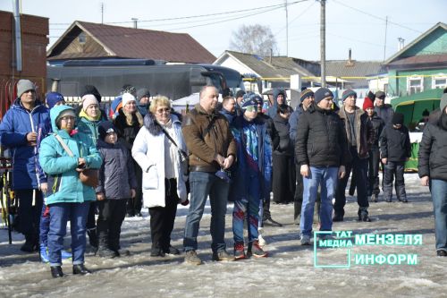 Соревнования по лыжным гонкам собрало множество участников и зрителей