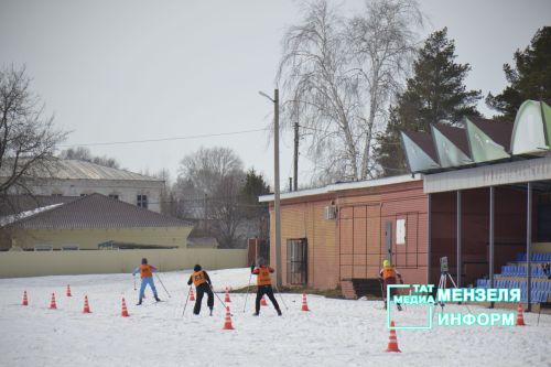 Соревнования по лыжным гонкам собрало множество участников и зрителей