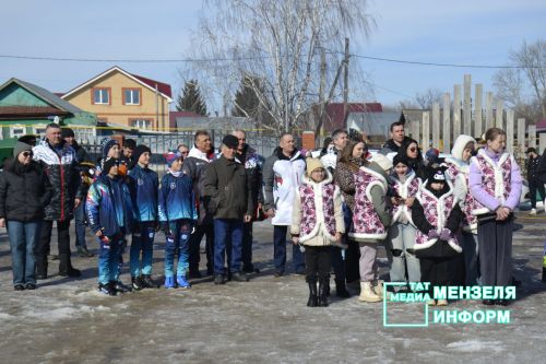 Соревнования по лыжным гонкам собрало множество участников и зрителей