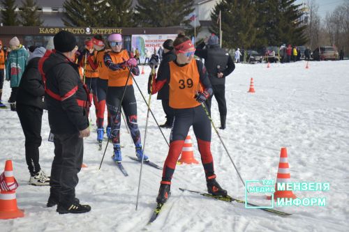 Соревнования по лыжным гонкам собрало множество участников и зрителей