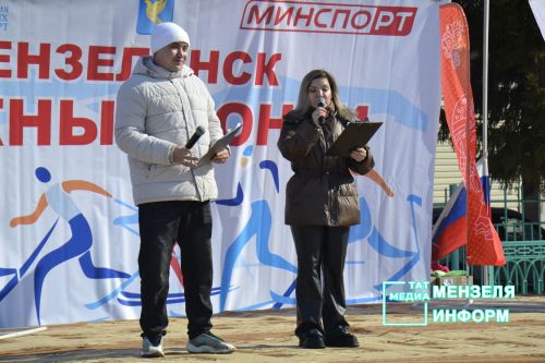 Соревнования по лыжным гонкам собрало множество участников и зрителей
