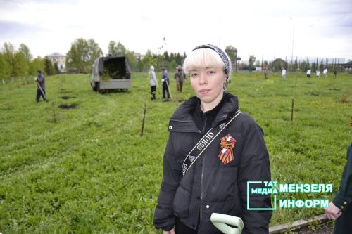 Мензелинцы высадили живой символ Победы в рамках акции "Сад памяти"