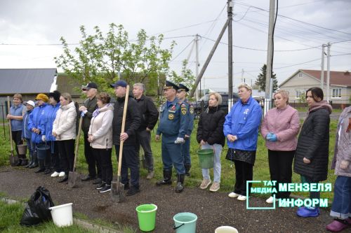 Мензелинцы высадили живой символ Победы в рамках акции "Сад памяти"