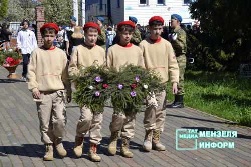 Молодежь Мензелинска чтит память героев: в Парке Победы прошел митинг