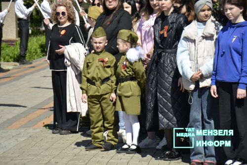 Молодежь Мензелинска чтит память героев: в Парке Победы прошел митинг
