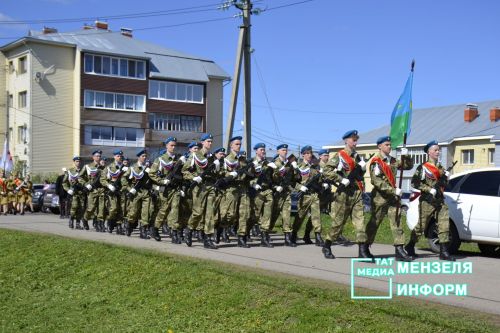 Молодежь Мензелинска чтит память героев: в Парке Победы прошел митинг