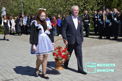 Молодежь Мензелинска чтит память героев: в Парке Победы прошел митинг
