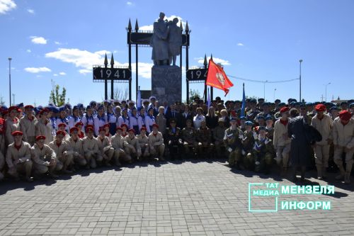 Молодежь Мензелинска чтит память героев: в Парке Победы прошел митинг