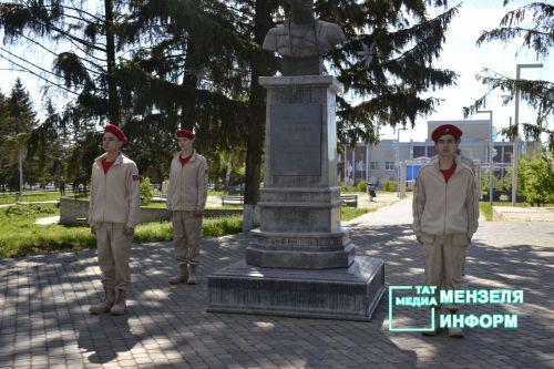 Молодежь Мензелинска чтит память героев: в Парке Победы прошел митинг