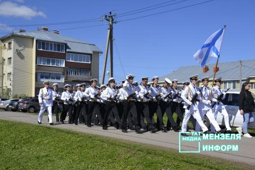 Молодежь Мензелинска чтит память героев: в Парке Победы прошел митинг