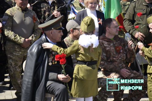 Молодежь Мензелинска чтит память героев: в Парке Победы прошел митинг