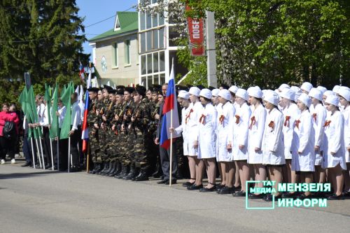 Молодежь Мензелинска чтит память героев: в Парке Победы прошел митинг