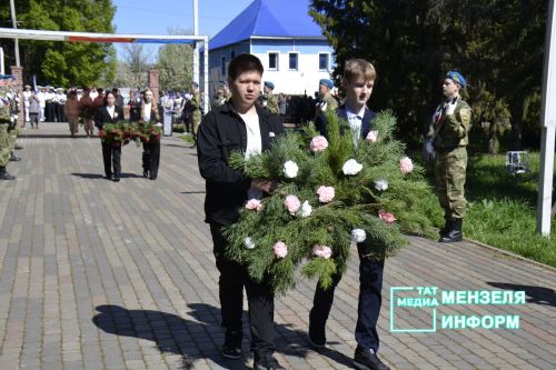 Молодежь Мензелинска чтит память героев: в Парке Победы прошел митинг
