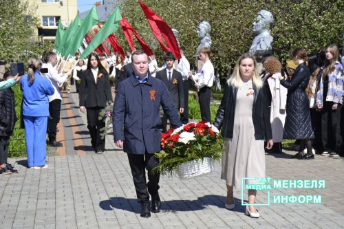 Молодежь Мензелинска чтит память героев: в Парке Победы прошел митинг