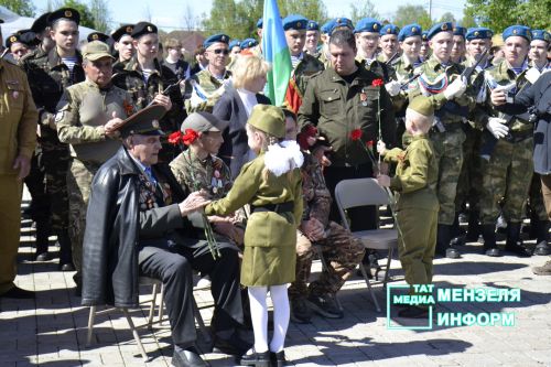 Молодежь Мензелинска чтит память героев: в Парке Победы прошел митинг