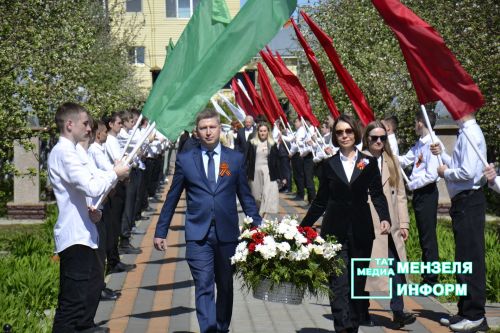 Молодежь Мензелинска чтит память героев: в Парке Победы прошел митинг