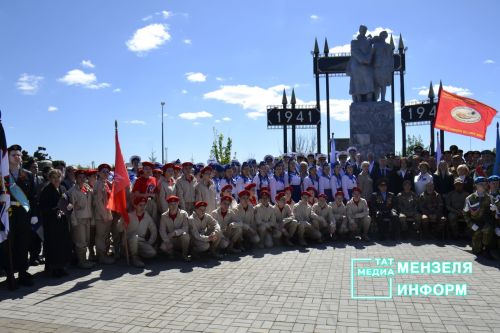 Молодежь Мензелинска чтит память героев: в Парке Победы прошел митинг