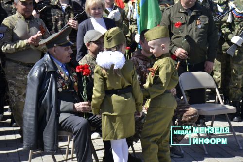 Молодежь Мензелинска чтит память героев: в Парке Победы прошел митинг