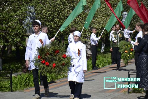 Молодежь Мензелинска чтит память героев: в Парке Победы прошел митинг