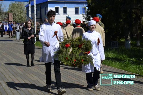 Молодежь Мензелинска чтит память героев: в Парке Победы прошел митинг